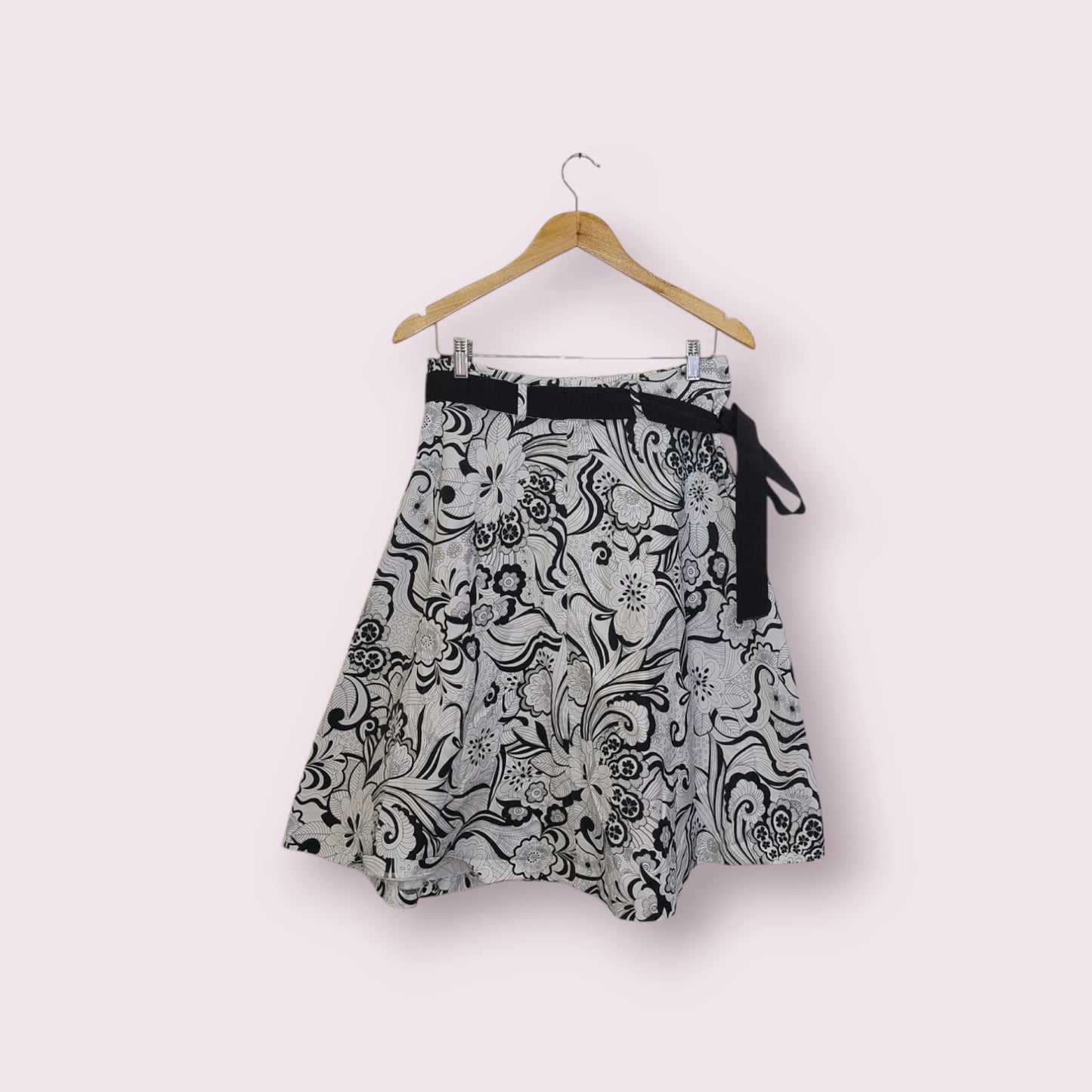 חצאית מידי לבנה עם פרחים שחורים ,מידה:L מותג:ZARA | מידה L