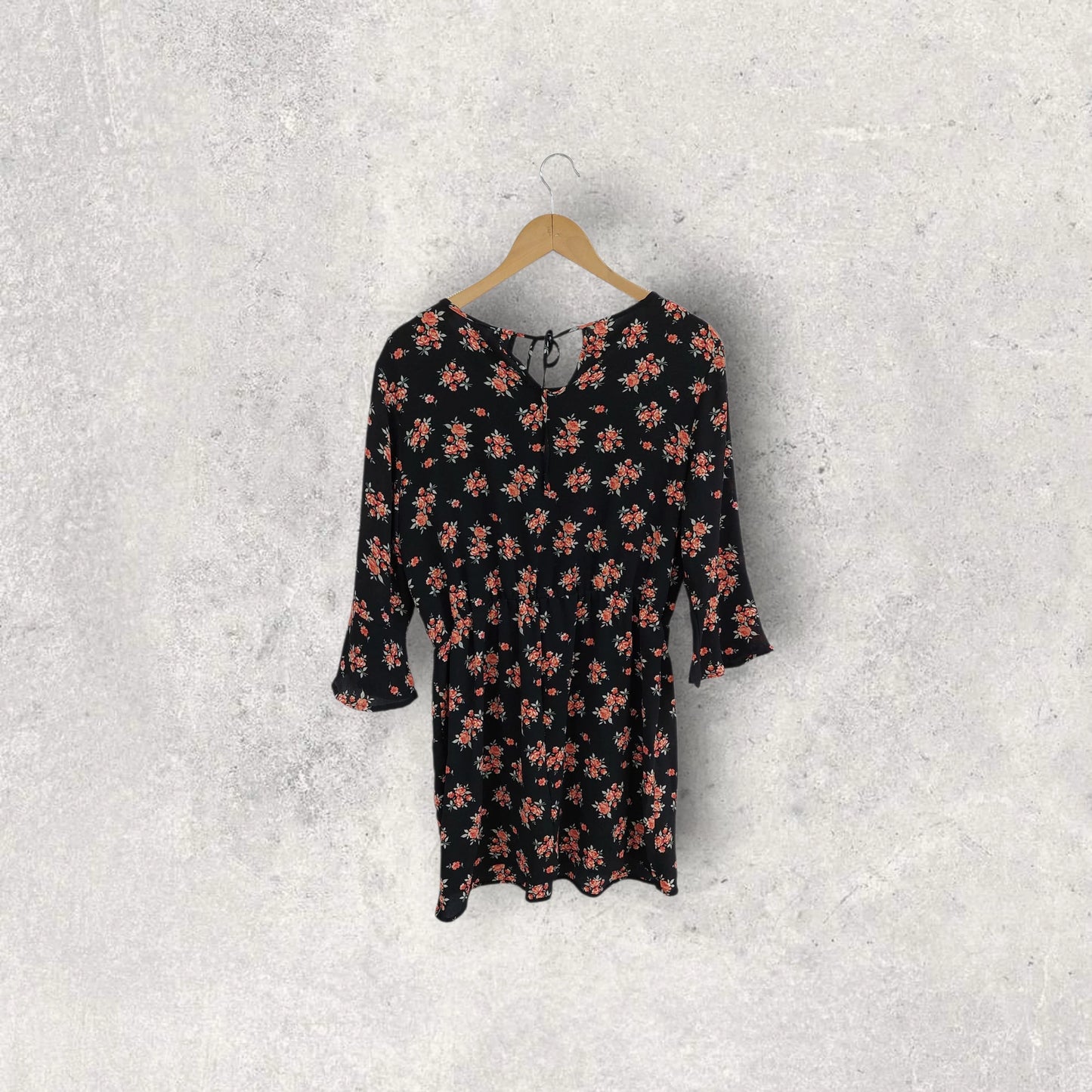 فستان أسود مزين بالزهور من H&M مقاس 44 | مقاس 44