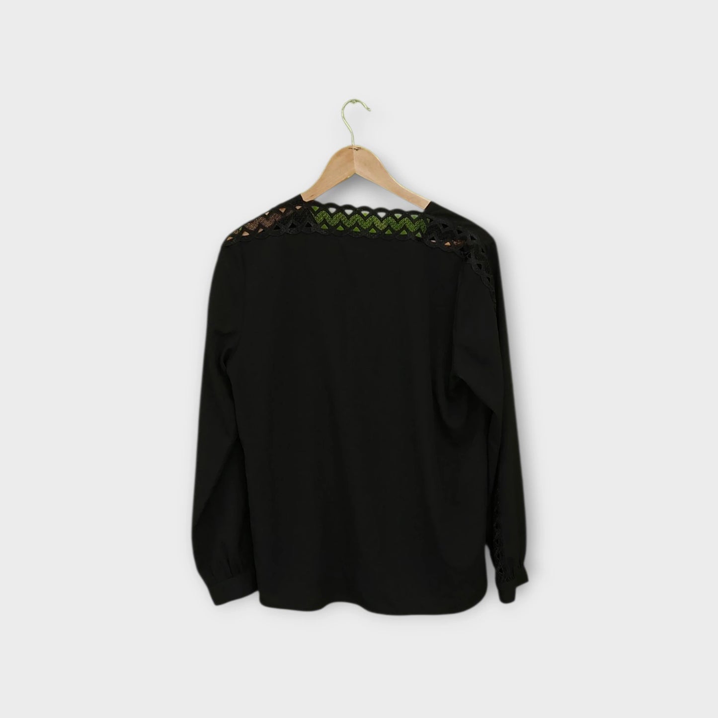 قميص أسود مع تطريز أسود وزر أمامي وخلفي | مقاس 40