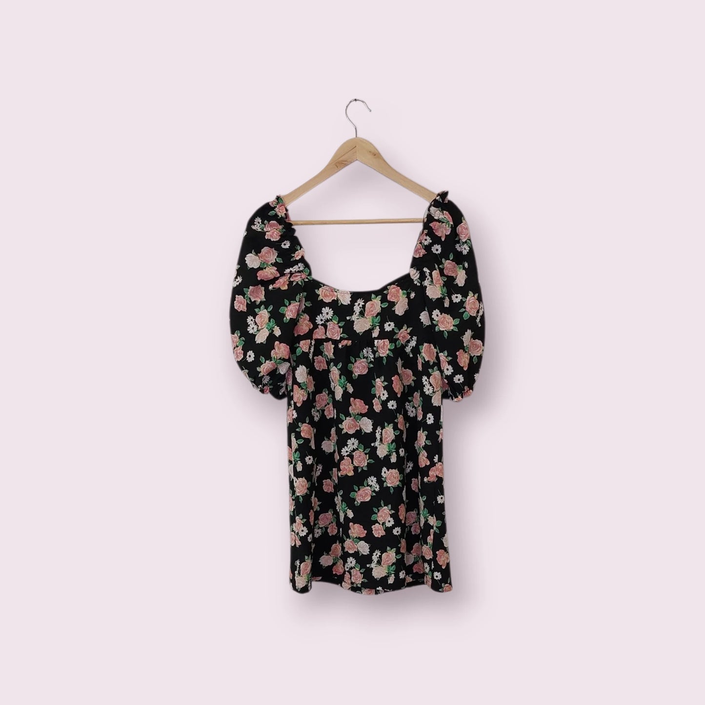 فستان أسود قصير مزين بالزهور مقاس:34 ماركة:H&M | مقاس 34