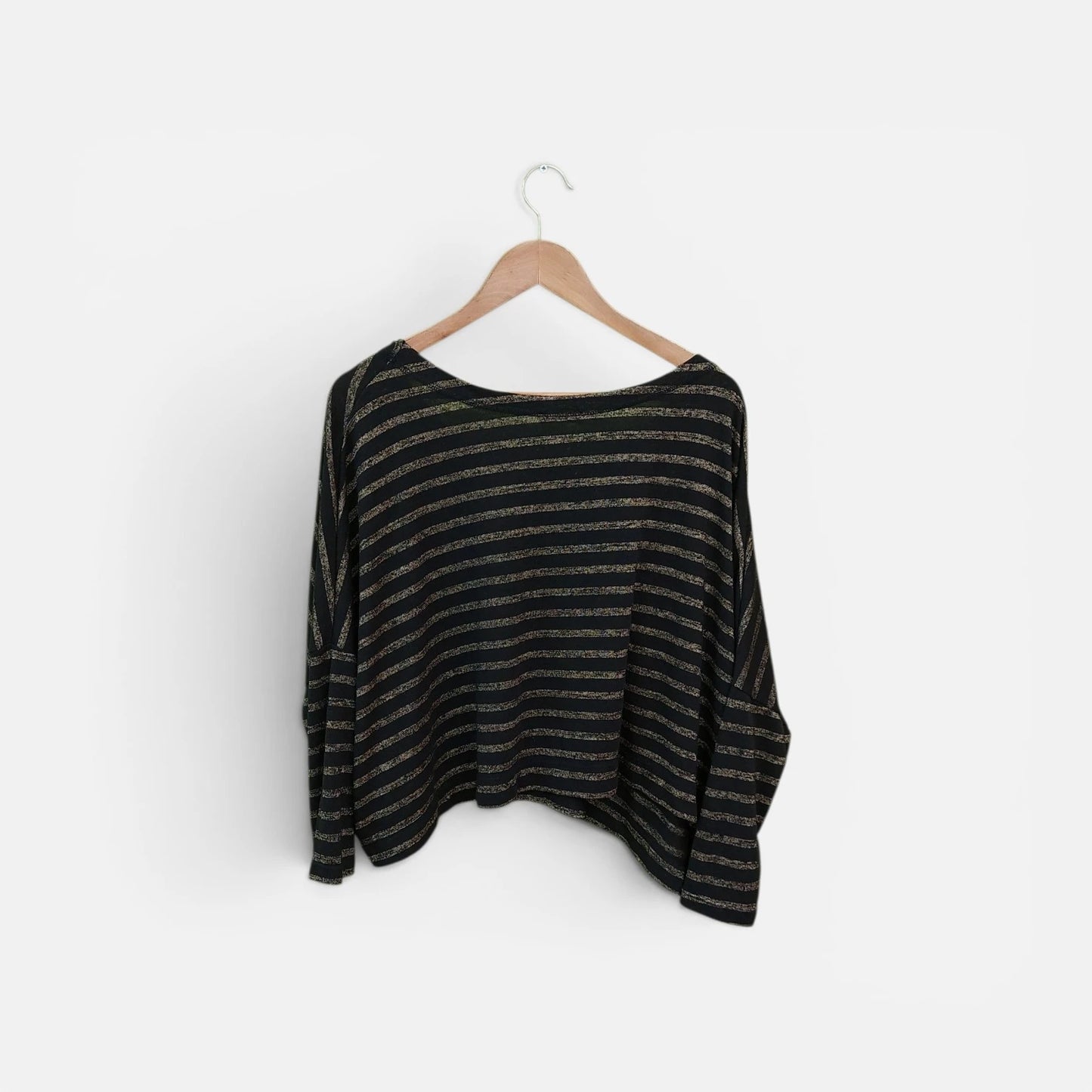 חולצה שחורה עם פסים מזהב מקדימה | מידה M