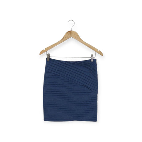 تنورة قصيرة مطوية باللون الأزرق | مقاس S