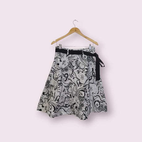 חצאית מידי לבנה עם פרחים שחורים ,מידה:L מותג:ZARA | מידה L