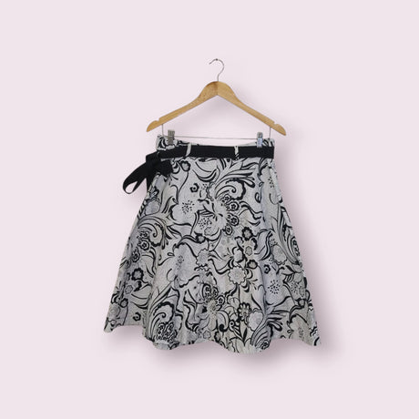 חצאית מידי לבנה עם פרחים שחורים ,מידה:L מותג:ZARA | מידה L