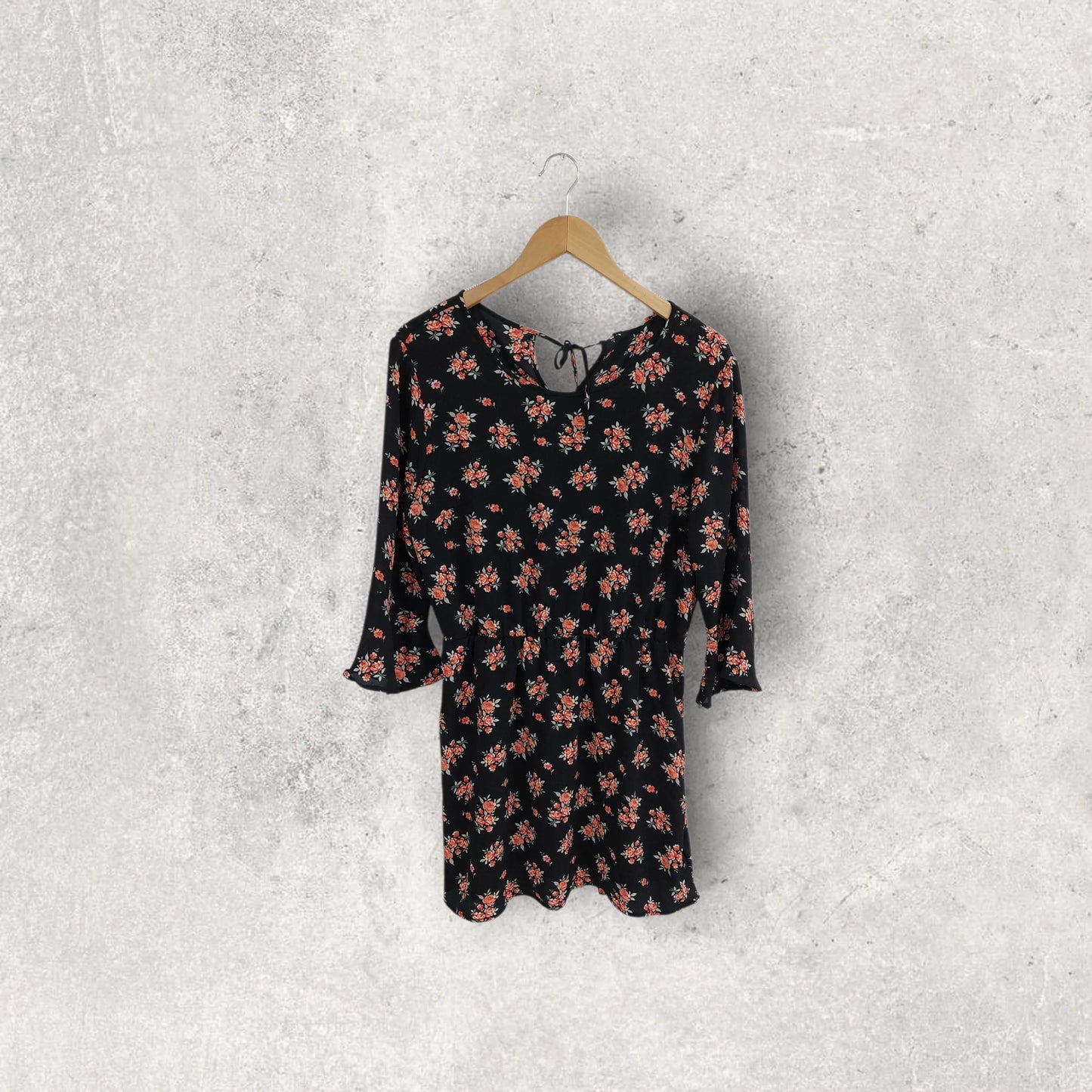 فستان أسود مزين بالزهور من H&M مقاس 44 | مقاس 44