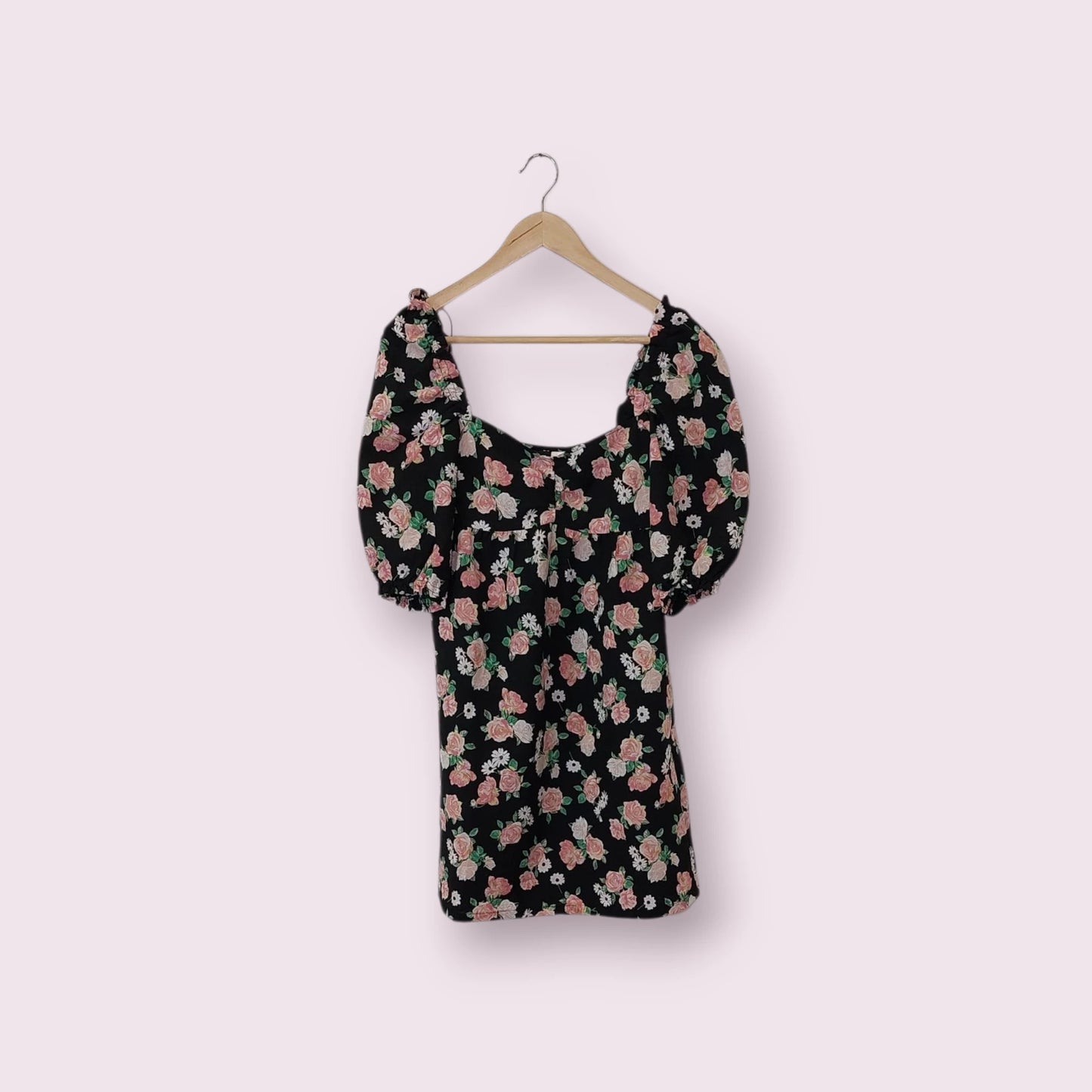 فستان أسود قصير مزين بالزهور مقاس:34 ماركة:H&M | مقاس 34