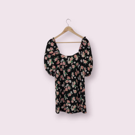 فستان أسود قصير مزين بالزهور مقاس:34 ماركة:H&M | مقاس 34