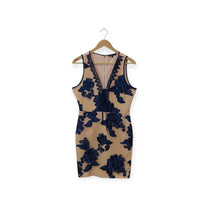فستان قصير أبيض مزين بالورود باللون الأزرق من الأمام | قياس L