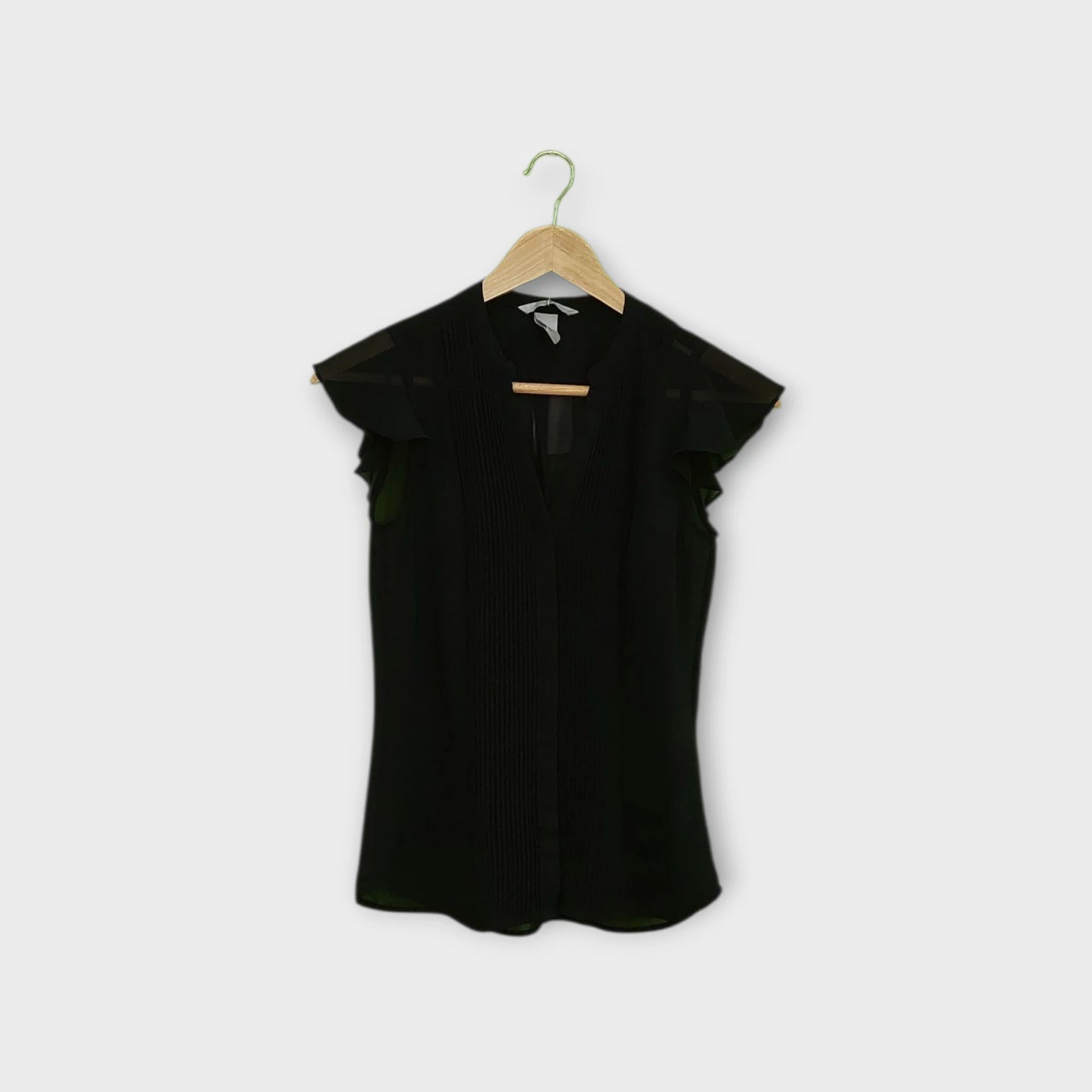 חולצה שחורה מבד שיפון עם קפלים צווארון בגב מכופתרת מחשוףV מקדימה | מידה 32