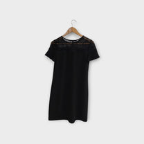שמלת מידי שחורה עם תחרה  שחורה  בחזית ובגב השמלה