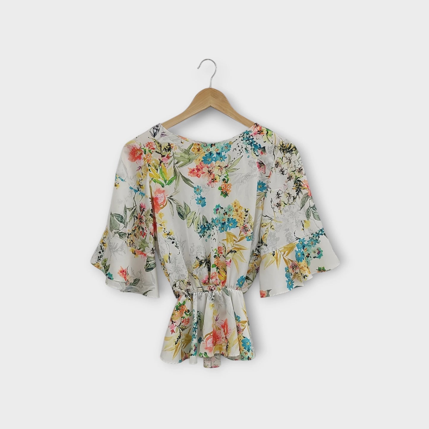 חולצה לבנה פרחונית פתח בגב כפתור בגב צווארון עגול מקדימה | מידה S