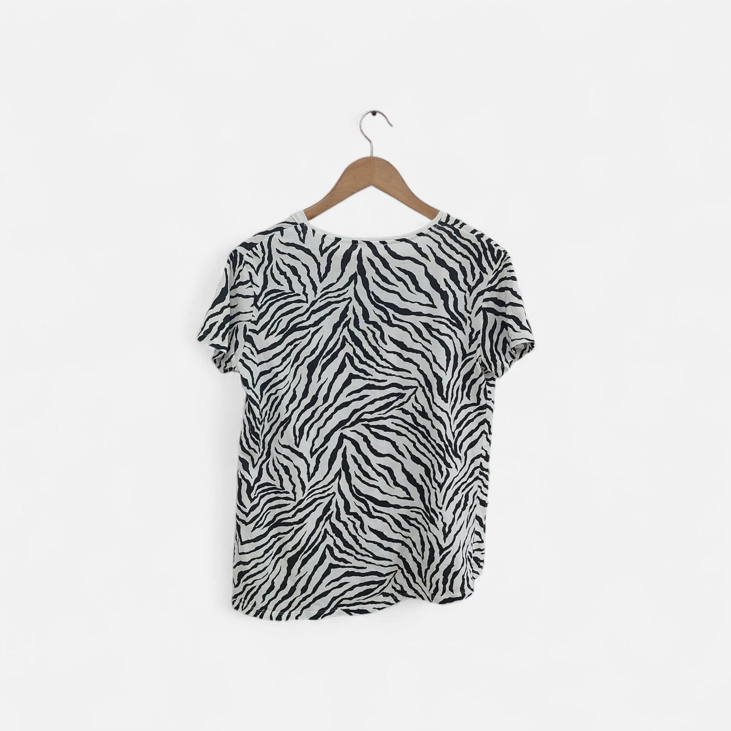 חולצת TSHIRT הדפסים בשחור על רקע לבן | מידה M