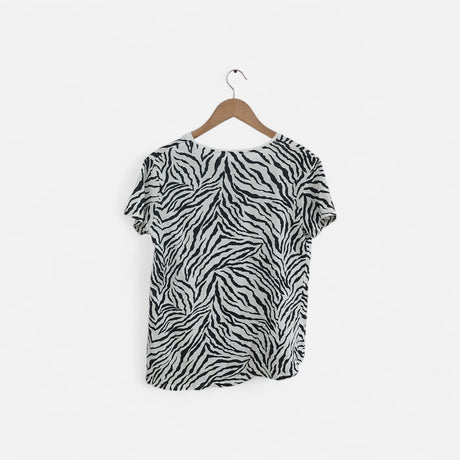 חולצת TSHIRT הדפסים בשחור על רקע לבן | מידה M