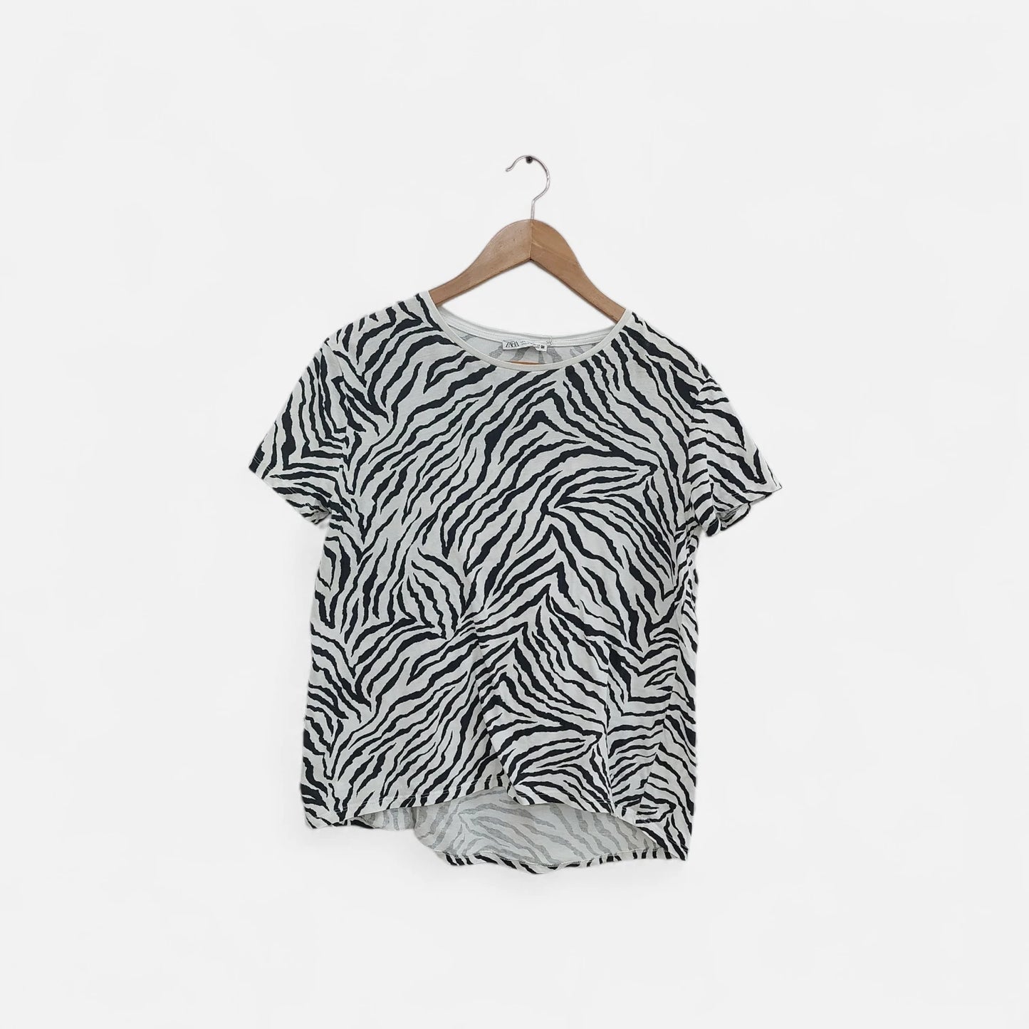 חולצת TSHIRT הדפסים בשחור על רקע לבן | מידה M